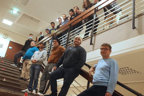 Quelle: AG Offenburg Ein Foto vom Schulleiter Michael Storz und einigen Schülern auf der Treppe im Oberstufentrakt des Oken-Gymnasiums.